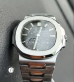 Stainless-steel case and bracelet of the Nautilus 5712/1A-001, highlighting the alternating brushed and polished finishing on links and case edges.