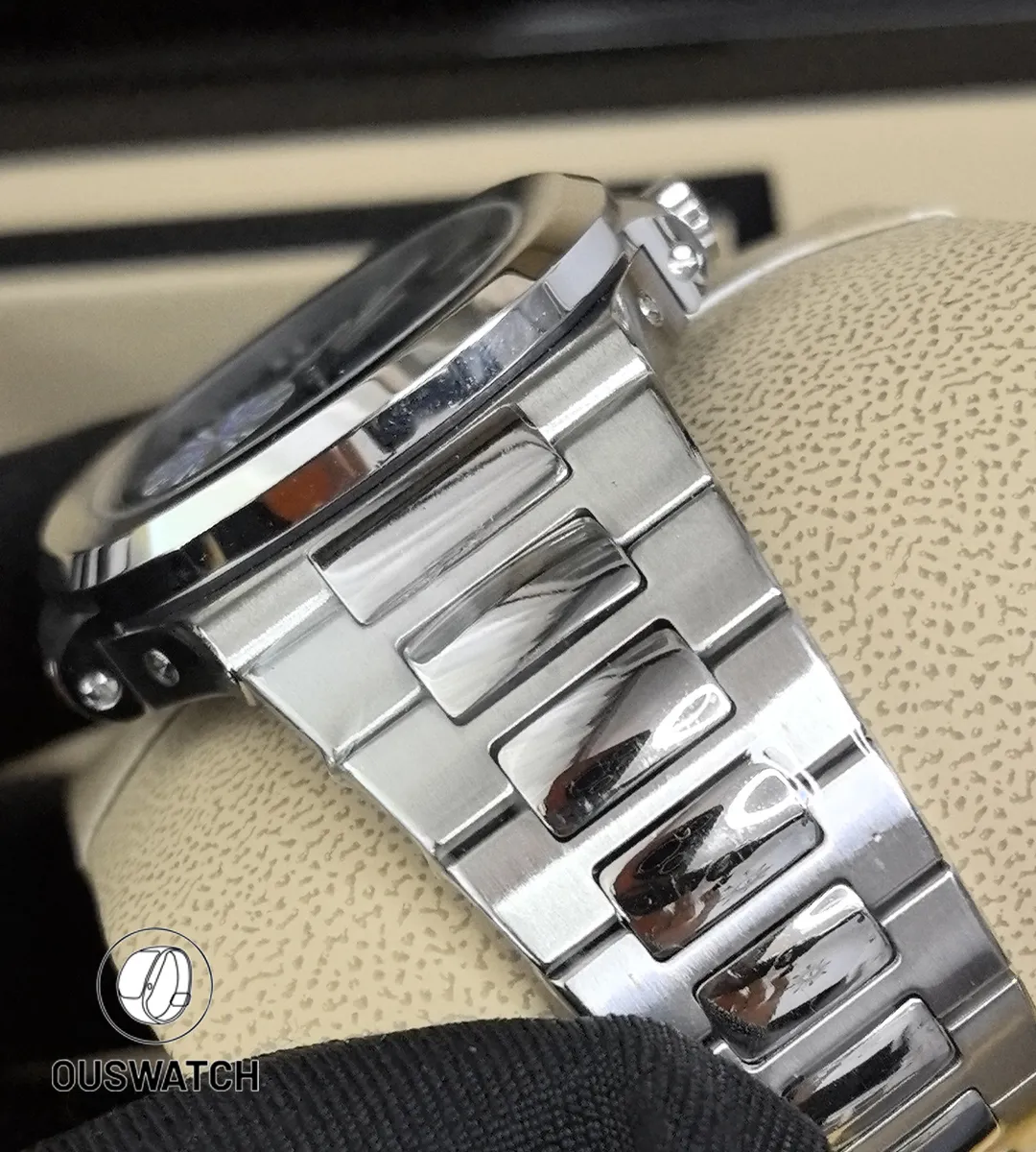 Stainless-steel bracelet of the Nautilus 5726/1A, featuring alternating brushed and polished links with a refined integrated design.