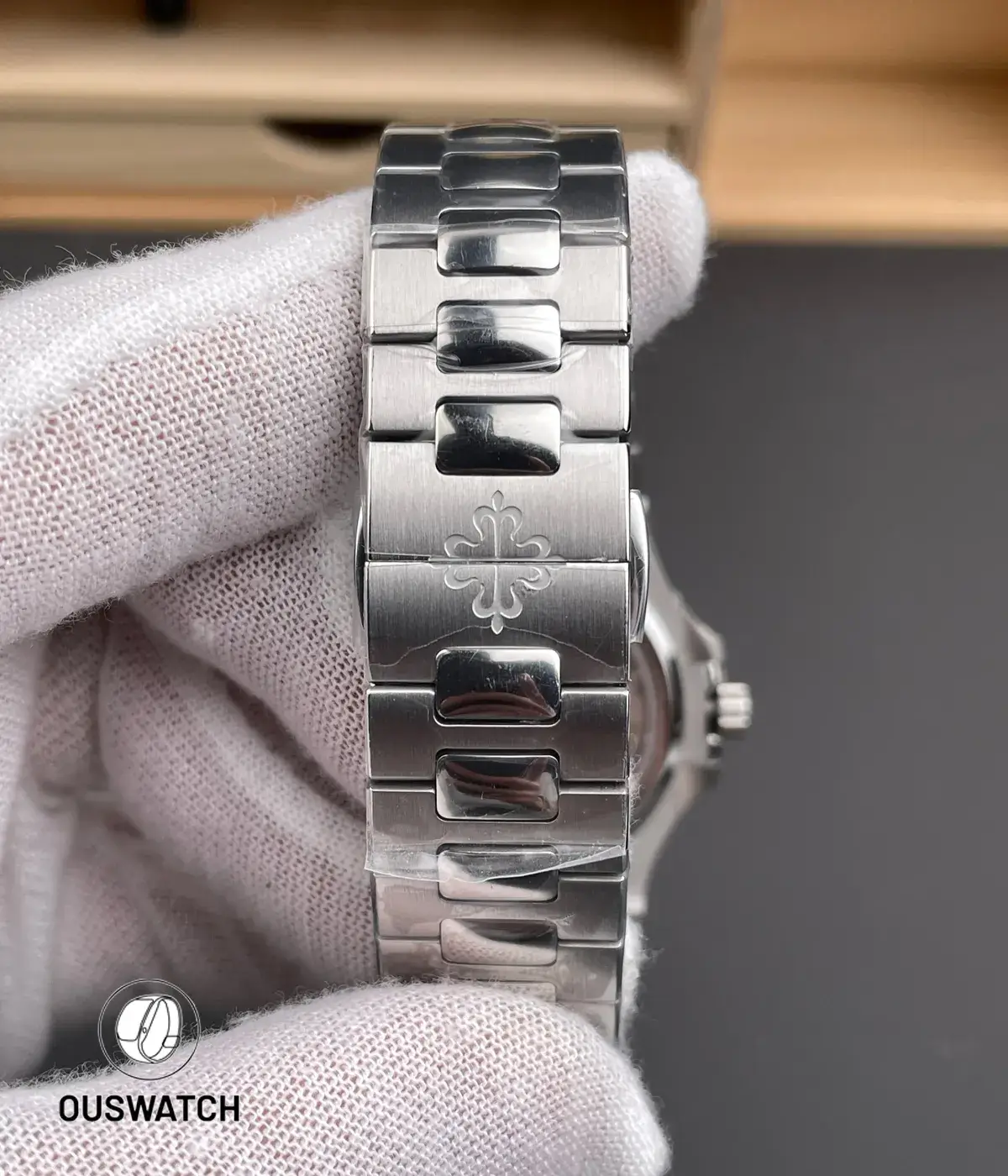 Stainless steel bracelet detail of Patek Nautilus 5712 blue dial replica watch