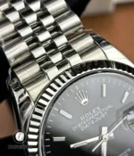 Tight macro of the Jubilee link finish showing alternating textures and precise link spacing.