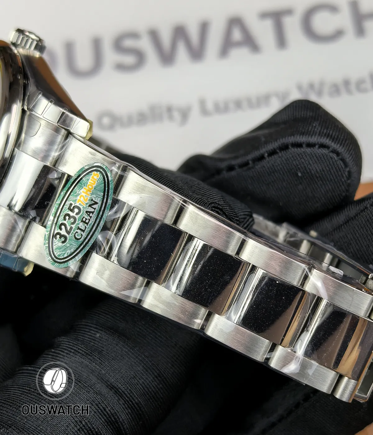 Complete Oyster bracelet view for the Datejust 126200, highlighting brushed and polished link contrast.