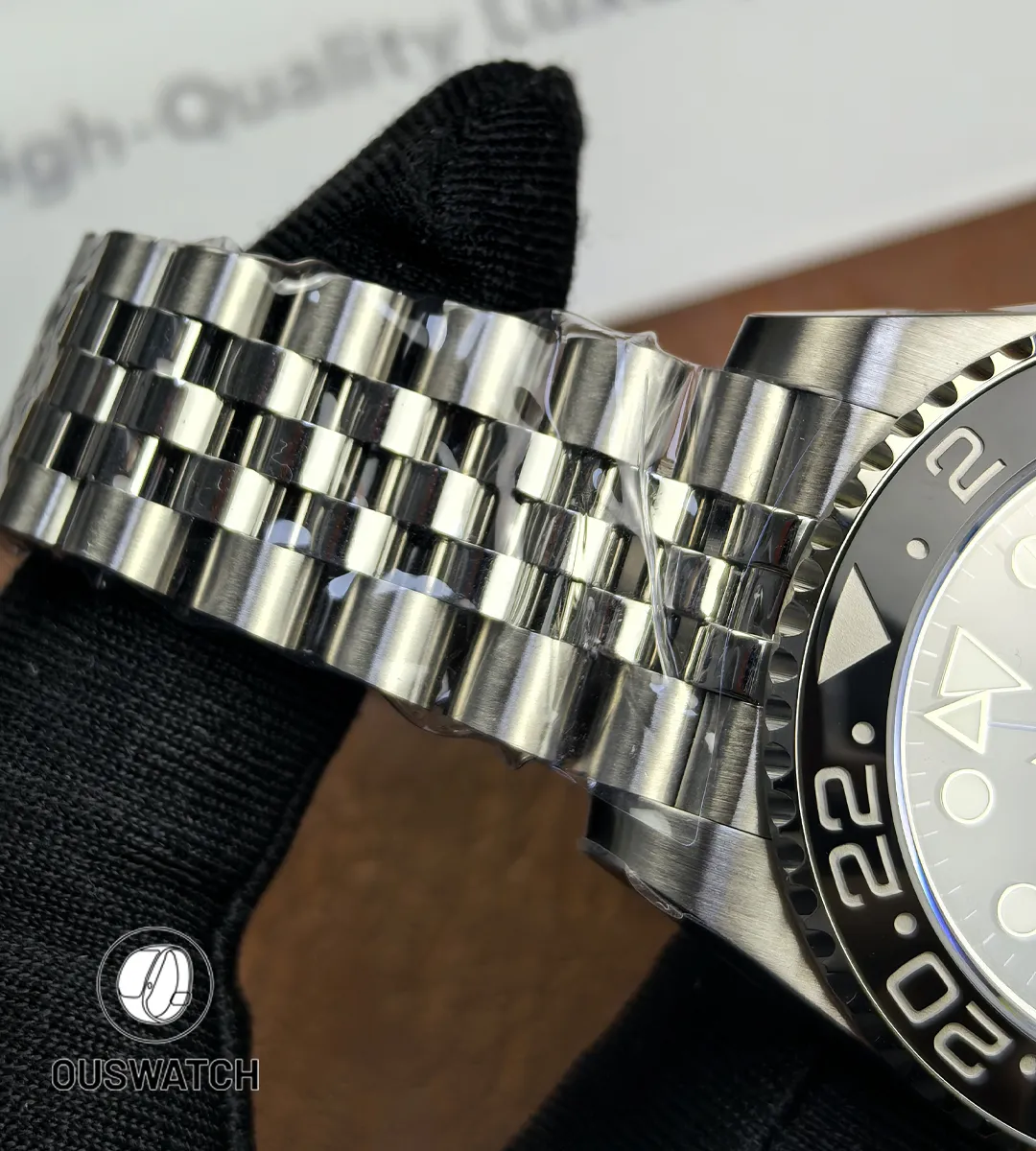 Macro detail of the Jubilee bracelet links on Rolex GMT-Master II 126710BLNR showing polish and brushed finish.