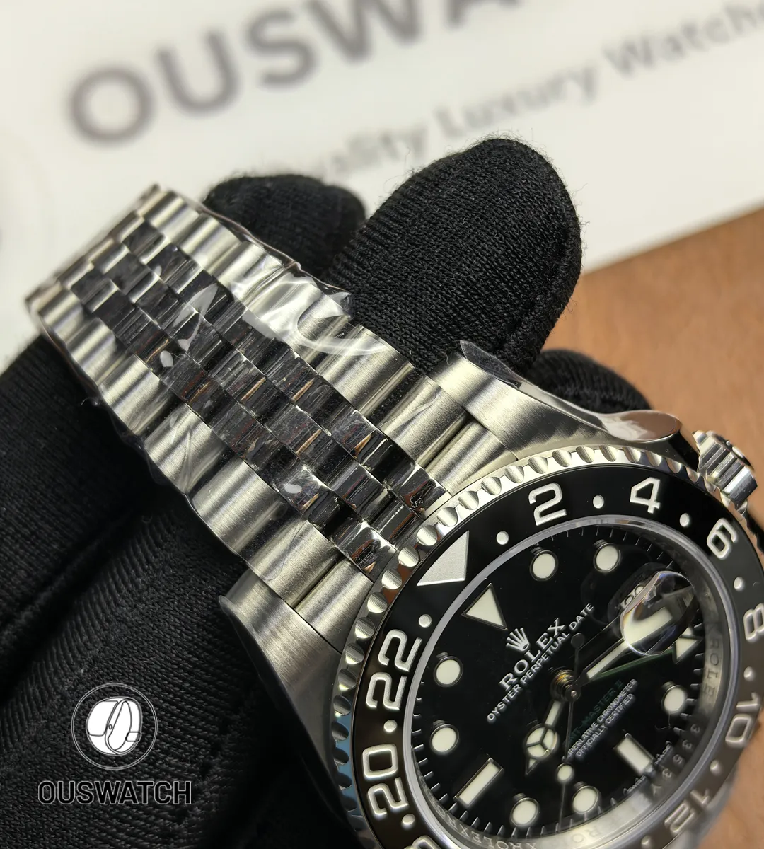 Macro detail of the stainless steel Jubilee bracelet links on Rolex GMT-Master II 126710GRNR-0003.