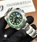 130° panoramic front view capturing the Submariner’s dial, bezel profile and integrated bracelet flow.