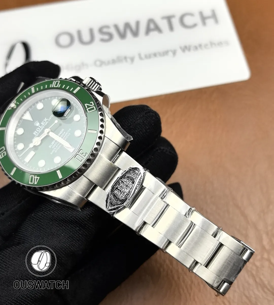 Full-length display of the 904L stainless-steel Oyster bracelet, highlighting brushed center and polished sides.