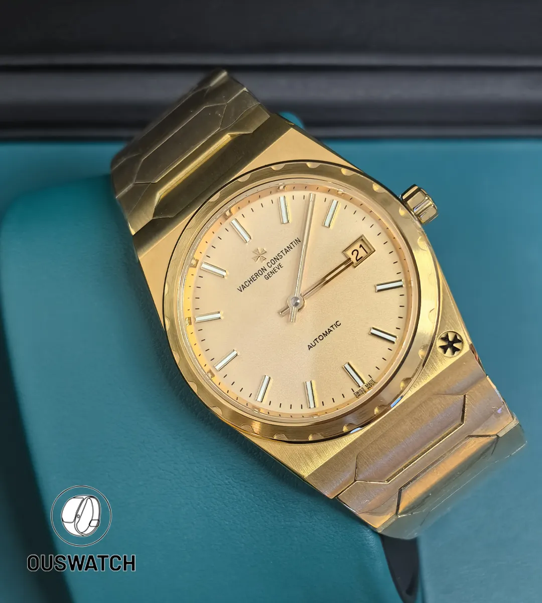 110° angled overview capturing the Historiques 222’s silhouette, bracelet taper and bezel proportion in one frame.