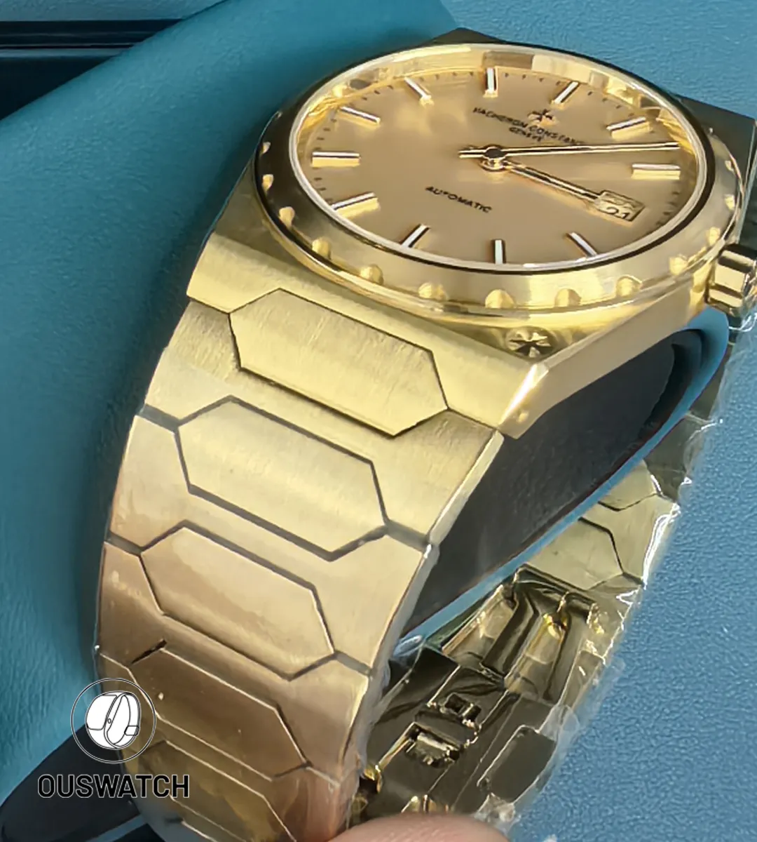 Tight shot of a single bracelet link on the Historiques 222, highlighting edge bevels and satin-polished surfaces.