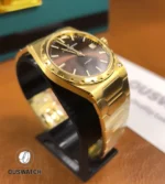 110° horizontal overview that frames the integrated bracelet, case silhouette and dial in a single view.