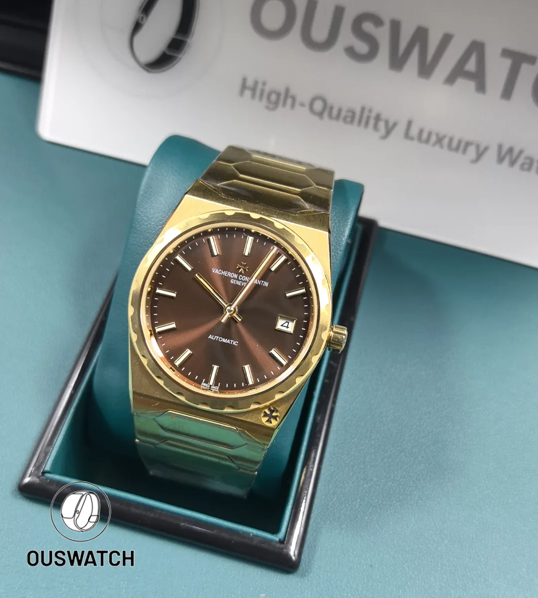 Historiques 222 displayed inside its watch box, showing presentation, padding and the watch’s presence.