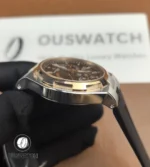 Detail view of the Overseas exterior case, capturing brushed textures, chamfered edges and precise finishing.