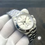 Close-up of the stainless-steel bezel with machined edgework and precise minute graduations.