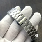 Full-length view of the stainless-steel bracelet for the 7900V/110A-B333, showing link geometry and brushed-to-polished contrast.