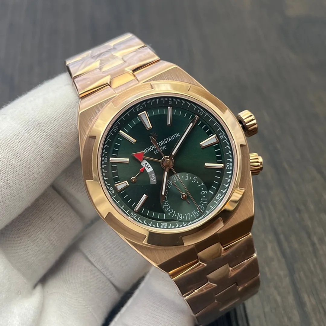 120° composition capturing the case curvature, bezel proportion and the green dial’s sunburst effect.