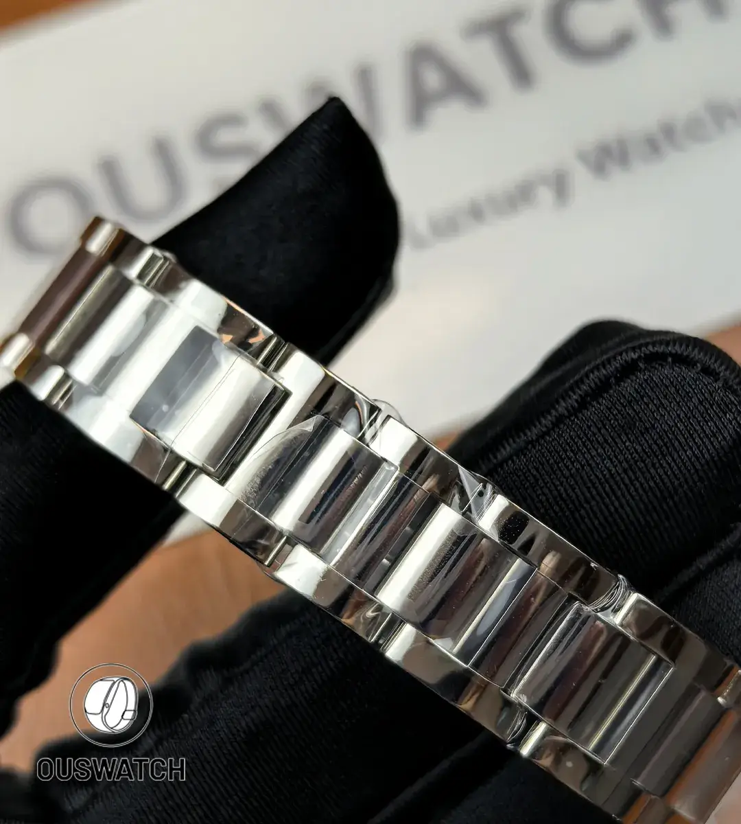 Close-up of the bracelet links highlighting the two-tone finish and polishing.