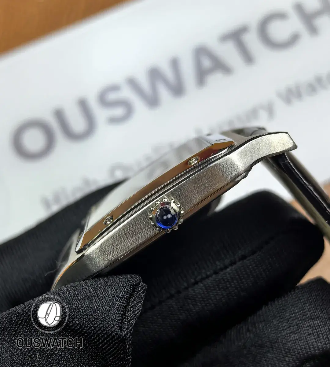 Close-up of the case and crown highlighting crown texture and case finishing.