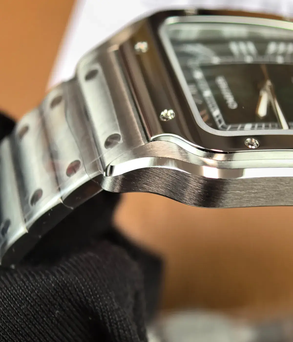 Close-up of the bezel and case on the super clone Cartier Santos Green Dial WSSA0062