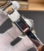 Yacht-Master 40 clasp and polished mid-link finishing detail