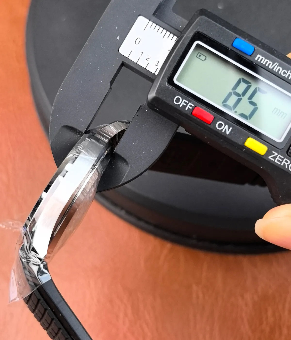 Measurement of the thickness of a Patek Philippe Aquanaut date 5167A watch