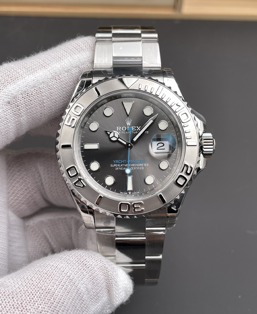 rolex-yacht-master-40-126622-rhodium-super-clone Front view of the Rolex Yacht-Master 40 126622 rhodium dial super clone with platinum bezel and Oyster bracelet.