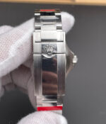 Oyster bracelet detail of the Rolex Yacht-Master 40 126622 showing the solid link construction.
